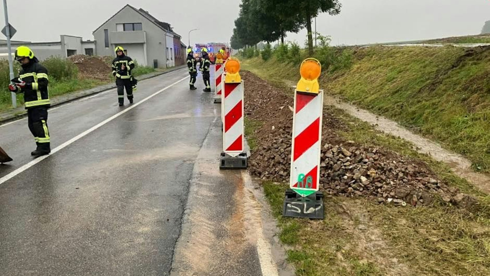 Feuerwehrleute bei ihrem Einsatz auf der L93 in Bergheim.