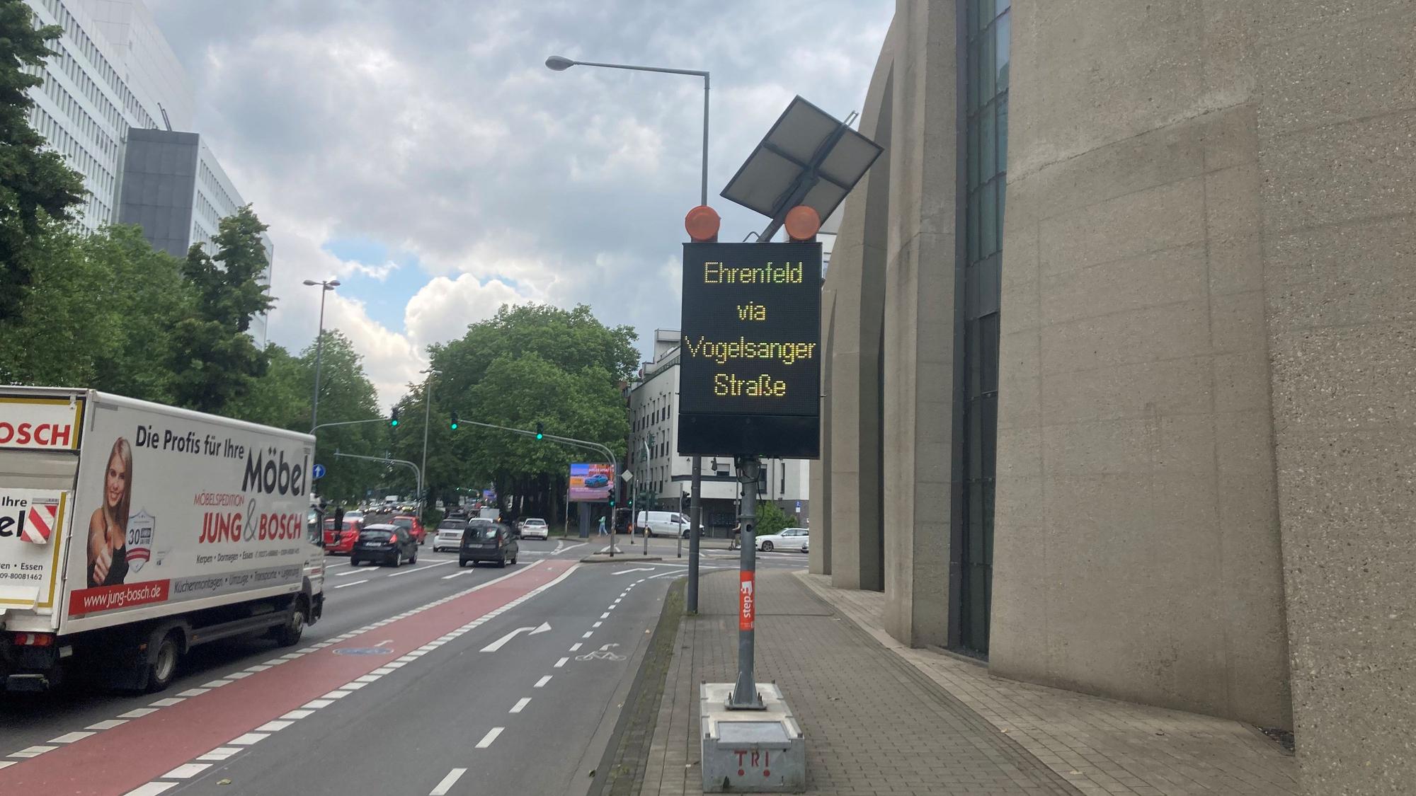 Auf der Straße steht eine LED-Tafle, die den Verkehr über die Vogelsangerstraße lenken soll.