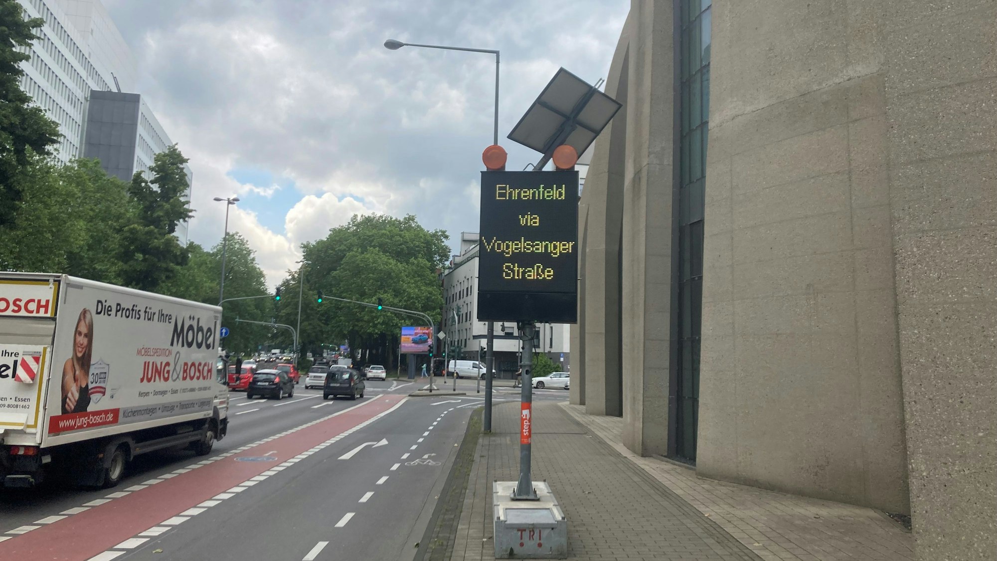 Auf der Straße steht eine LED-Tafle, die den Verkehr über die Vogelsangerstraße lenken soll.