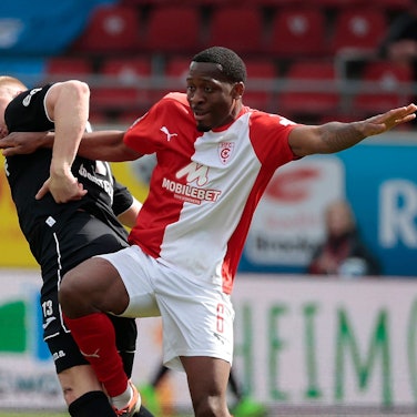 200424 Halle Saale Fußball Hallescher FC Halle HFC 3. Liga Männer Saison 2023 / 2024 34. Spieltag Hallescher FC HFC - SCV SC Verl Endstand 1:0 Lars Lokotsch  SC Verl  Enrique Lofolomo HFC *** 200424 Halle Saale Sport Soccer Hallescher FC Halle HFC 3 Liga Men Season 2023 2024 34 Matchday Hallescher FC HFC SCV SC Verl Final Score 1 0 Lars Lokotsch SC Verl Enrique Lofolomo HFC