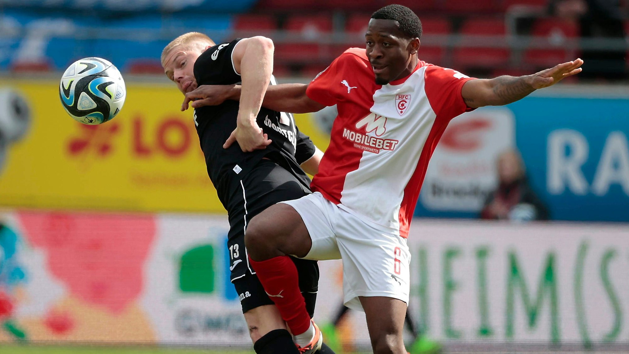 200424 Halle Saale Fußball Hallescher FC Halle HFC 3. Liga Männer Saison 2023 / 2024 34. Spieltag Hallescher FC HFC - SCV SC Verl Endstand 1:0 Lars Lokotsch SC Verl Enrique Lofolomo HFC *** 200424 Halle Saale Sport Soccer Hallescher FC Halle HFC 3 Liga Men Season 2023 2024 34 Matchday Hallescher FC HFC SCV SC Verl Final Score 1 0 Lars Lokotsch SC Verl Enrique Lofolomo HFC