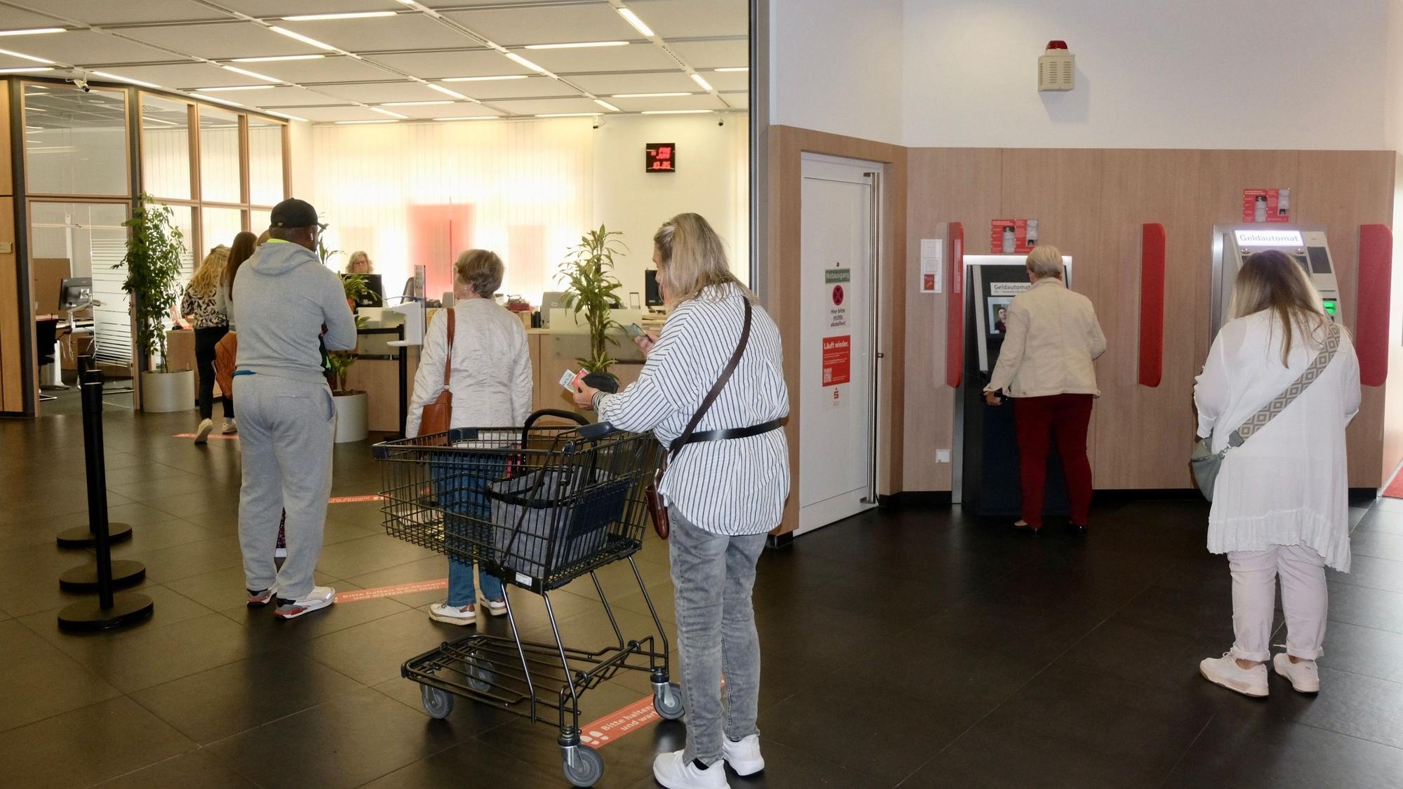 In der Sparkassen-Filiale in Widdersdorf stehen an einem Freitagmorgen viele Menschen Schlange.