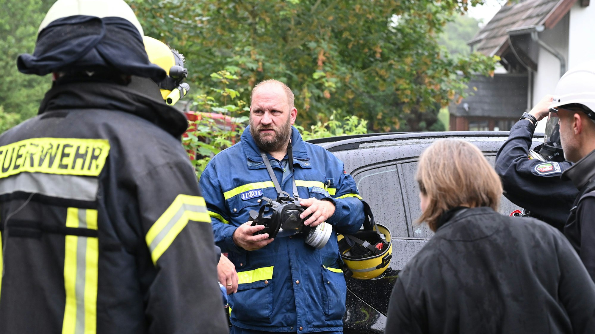 Einsatzkräfte von Feuerwehr, THW und Polizei stehen zusammen und besprechen das weitere Vorgehen.