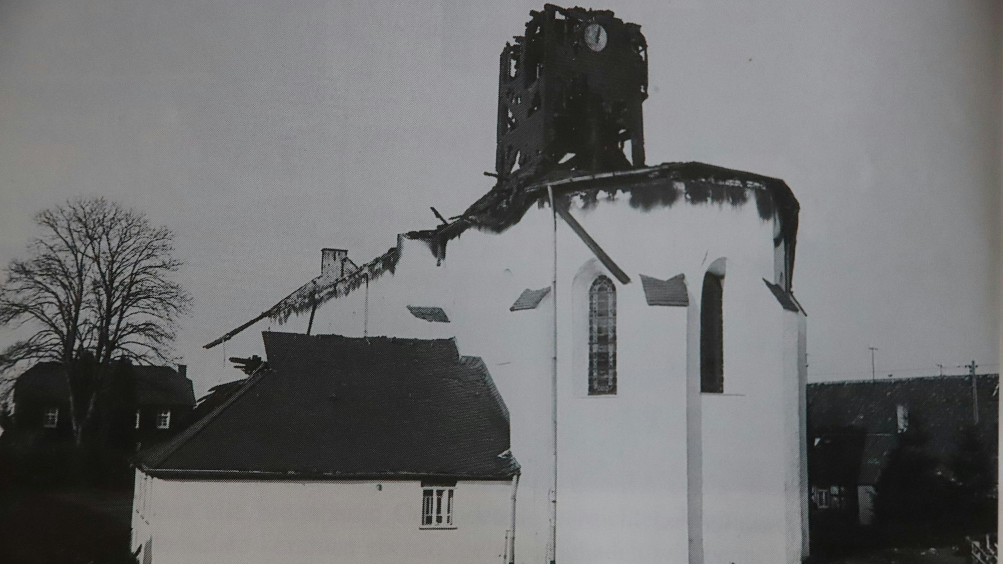 Die ausgebrannte Kirche im Jahr 1983, Dach und Turm sind eingestürzt.