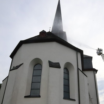Die Feuerwehr Hennef übte mt drei Einheiten und 76 Einsatzkräften die Brandbekämpfung und Wasserversorgung bei einem Brand der Katharinenkirche in Stadt Blankenberg.