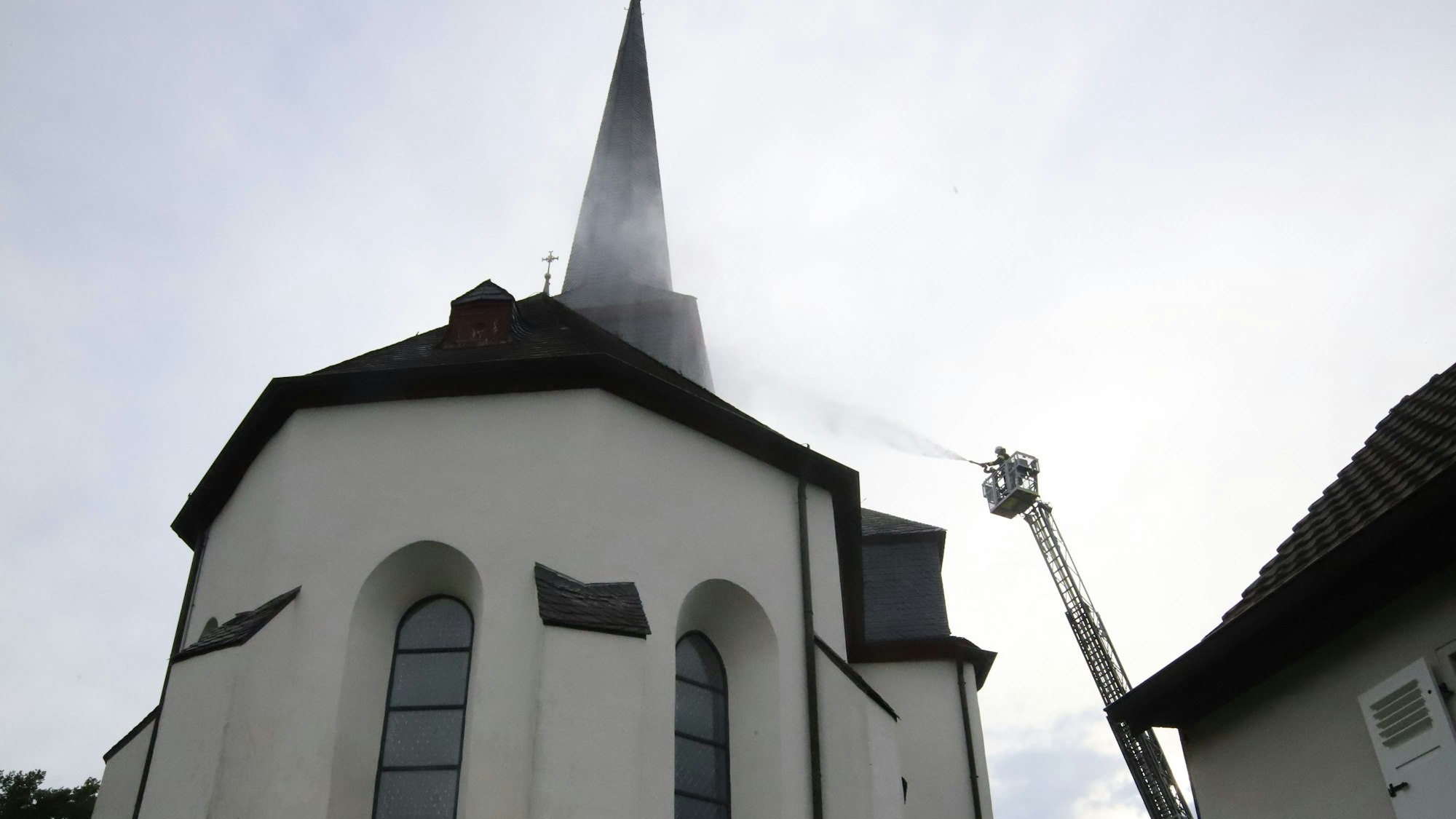 Die Feuerwehr Hennef übte mt drei Einheiten und 76 Einsatzkräften die Brandbekämpfung und Wasserversorgung bei einem Brand der Katharinenkirche in Stadt Blankenberg.