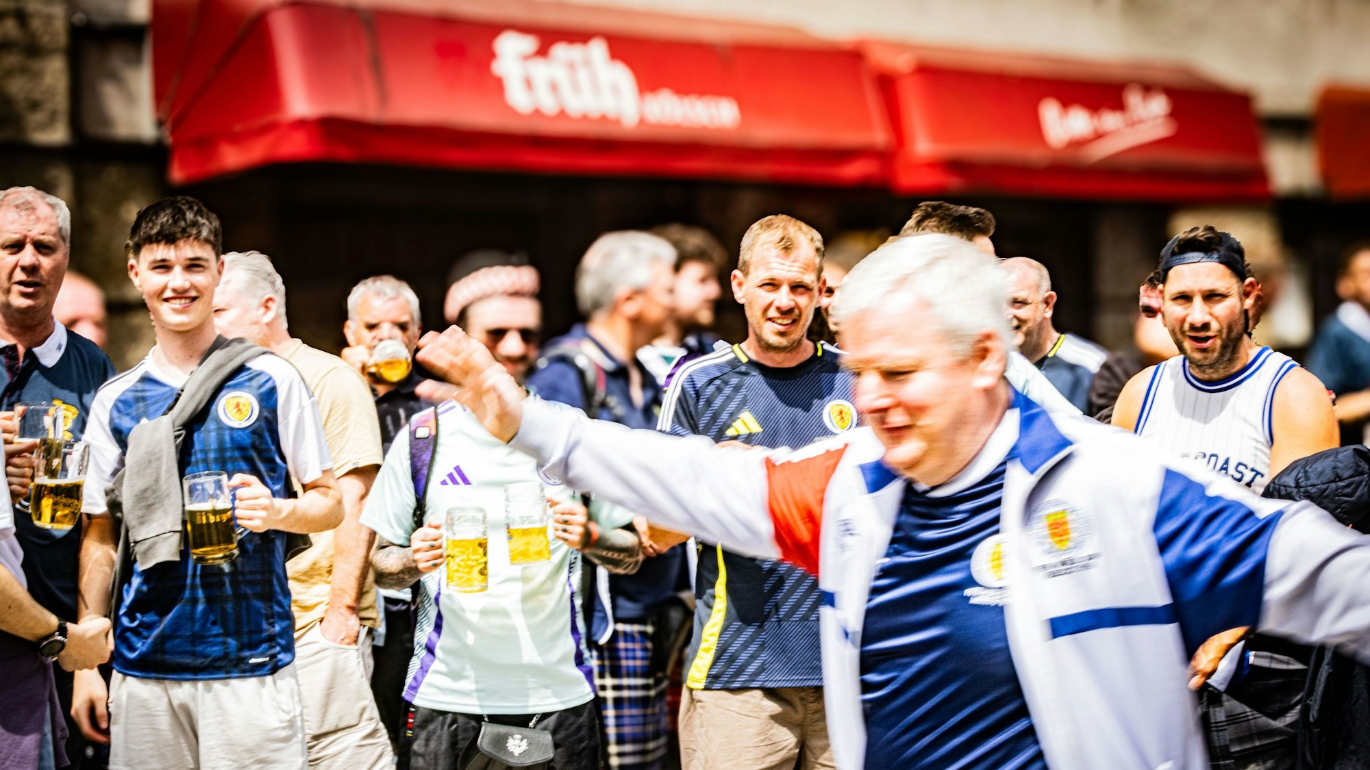 Auch für die Kölner Gastronomen wurde die Invasion der Schotten zum arbeitsintensiven Feiertag.