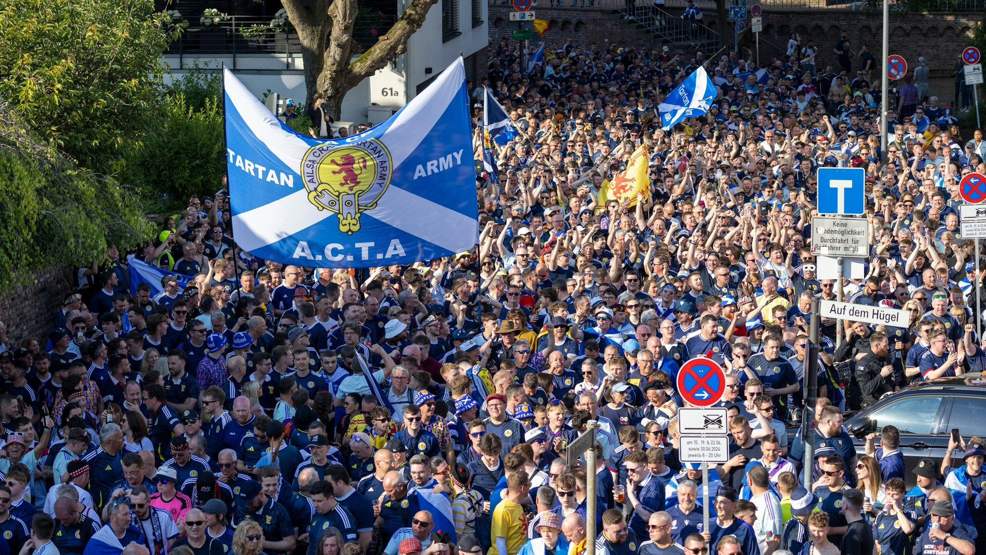 Ganz Köln in schottischer Hand: Der Fanmarsch der Schotten zum Stadion