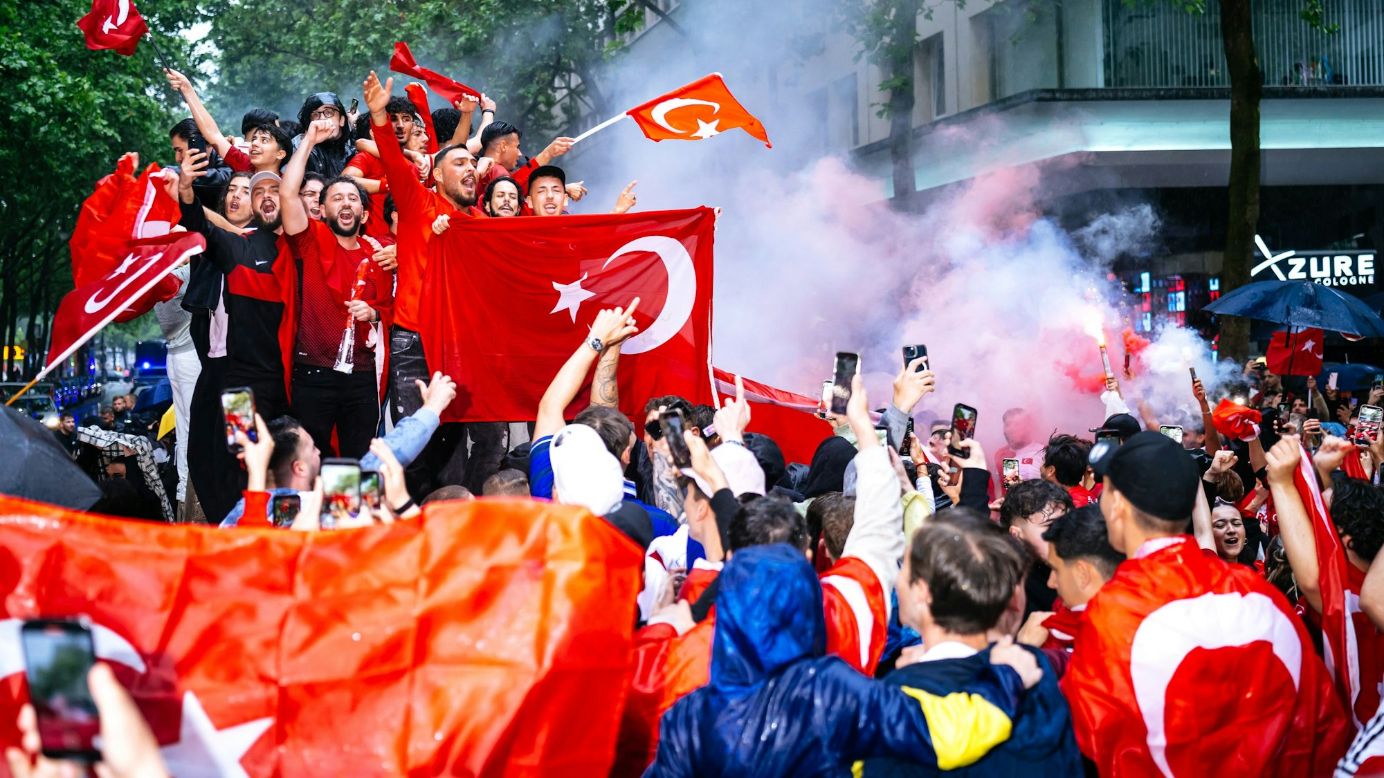 Das Betonauto auf dem Hohenzollernring war der Mittelpunkt der Feierlichkeiten.
