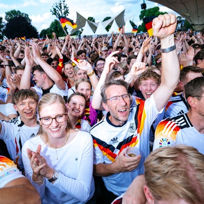 Kölnerinnen und Kölner feiern den Sieg der deutschen Mannschaft im Tanzbrunnen.