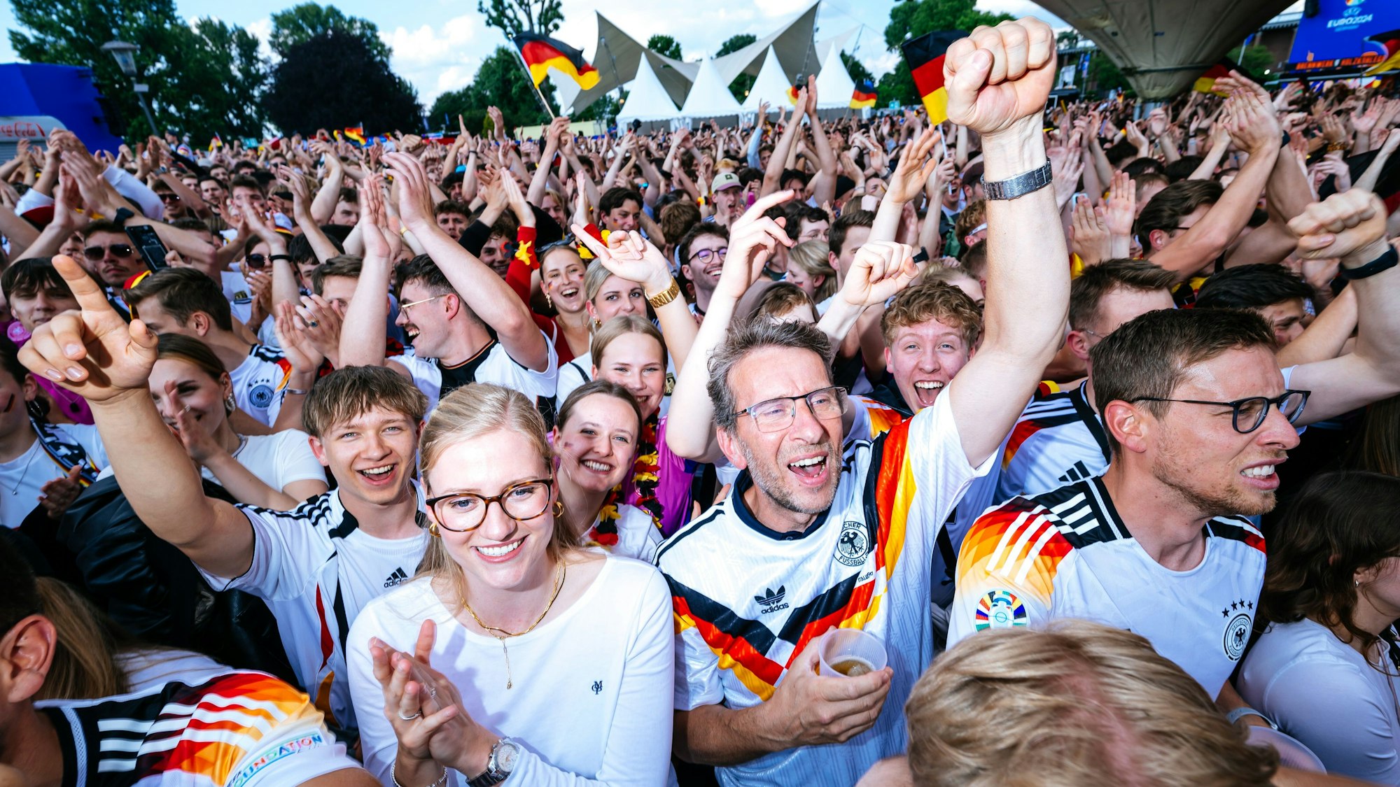 Kölnerinnen und Kölner feiern den Sieg der deutschen Mannschaft im Tanzbrunnen.