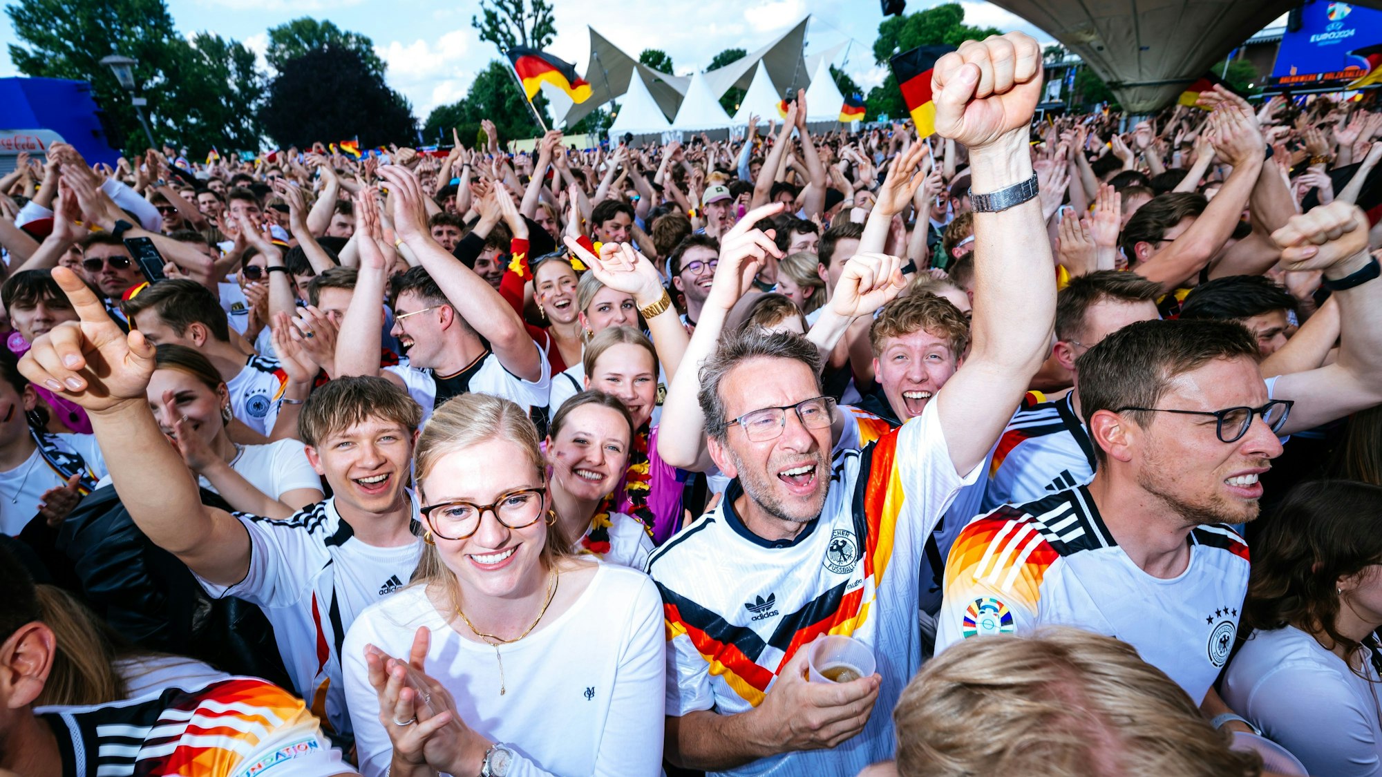Im Kölner Tanzbrunnen feierten jeweils 12 500 Fans die beiden Siege und das späte Unentschieden in der EM-Vorrunde.