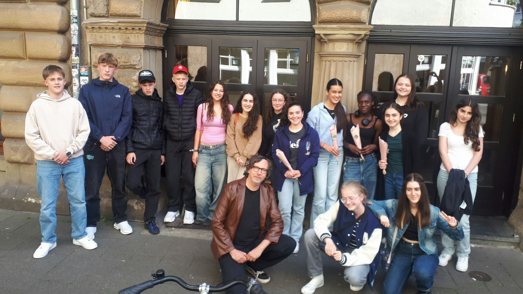 Die Mitglieder des Film- und LIteraturkurses der Jahrgangsstufe 9 am Erich-Kästner-Gymnasium, mit Kursleiter Andreas Brettschneider, vor dem „Filmpalette“-Kino. Hier präsentierten die Gruppen ihre selbst geschriebenen und produzierten Kurzfilme.