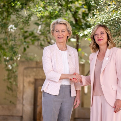 Die italienische Ministerpräsidentin Giorgia Meloni steht neben Ursula von der Leyen, EU- Kommissionspräsidentin, beim Gipfeltreffen der G7-Staaten.