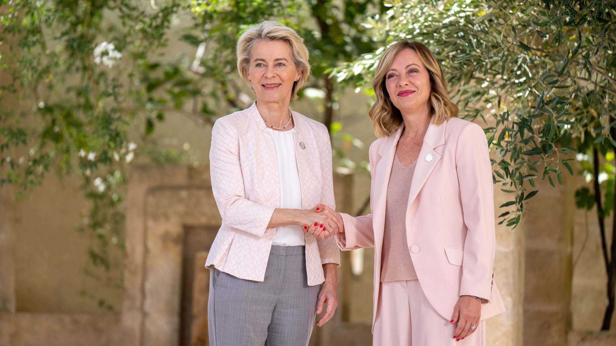 Die italienische Ministerpräsidentin Giorgia Meloni steht neben Ursula von der Leyen, EU- Kommissionspräsidentin, beim Gipfeltreffen der G7-Staaten.