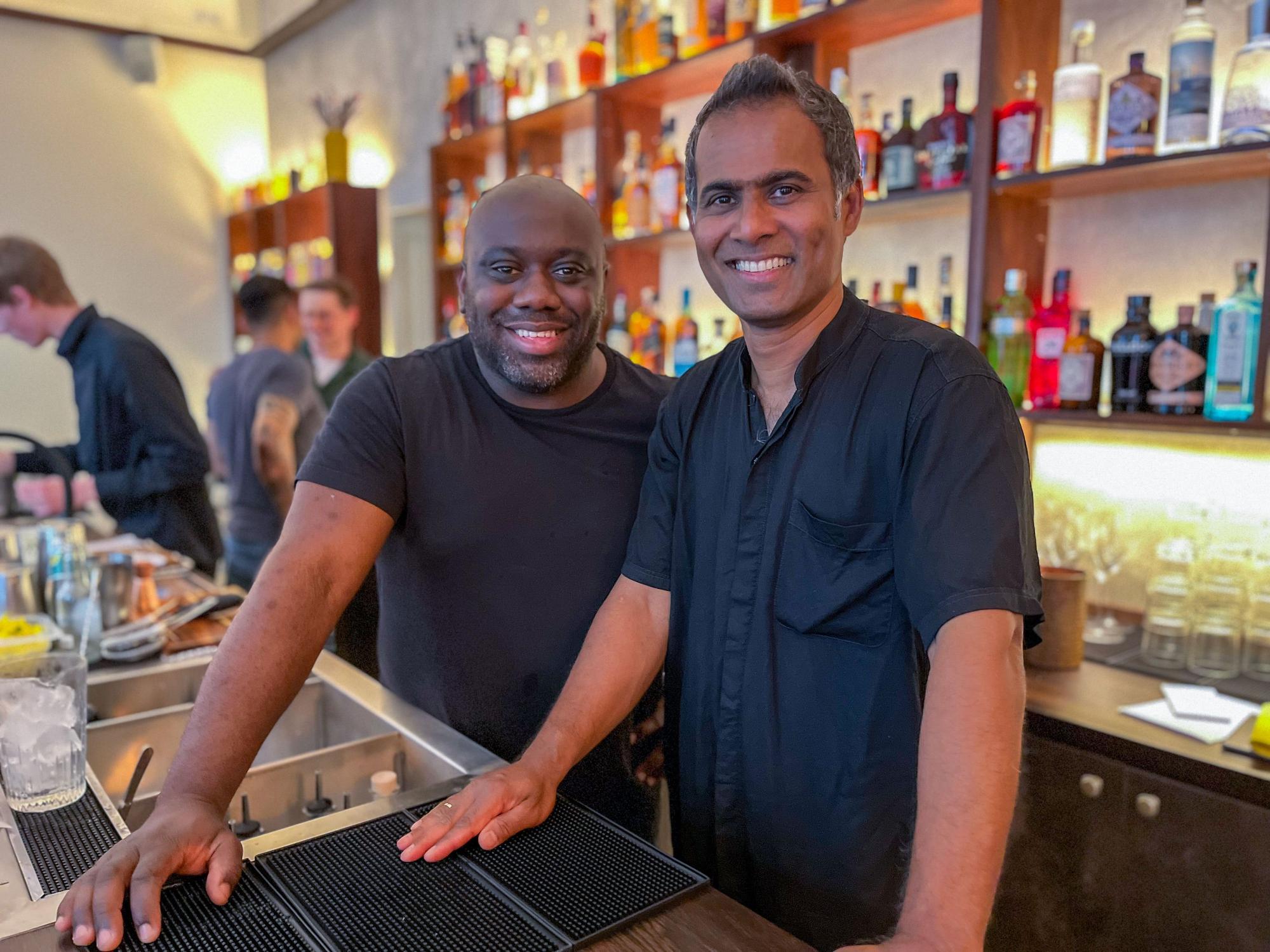 Barchef Samuel Antonio-Bernardo und Inhaber Indika Silva in der neuen Bar „Zest and Spice“.