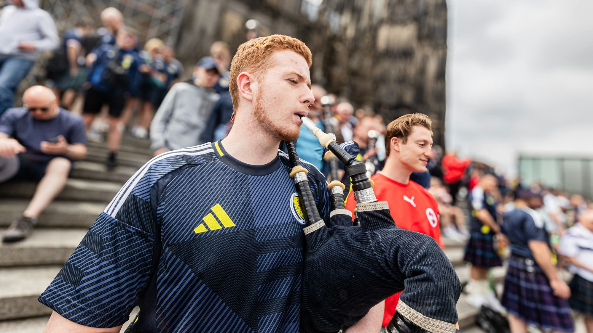 Mit Dudelsack-Klängen stimmten sich die Schotten auf das Fußballspiel am Abend ein.