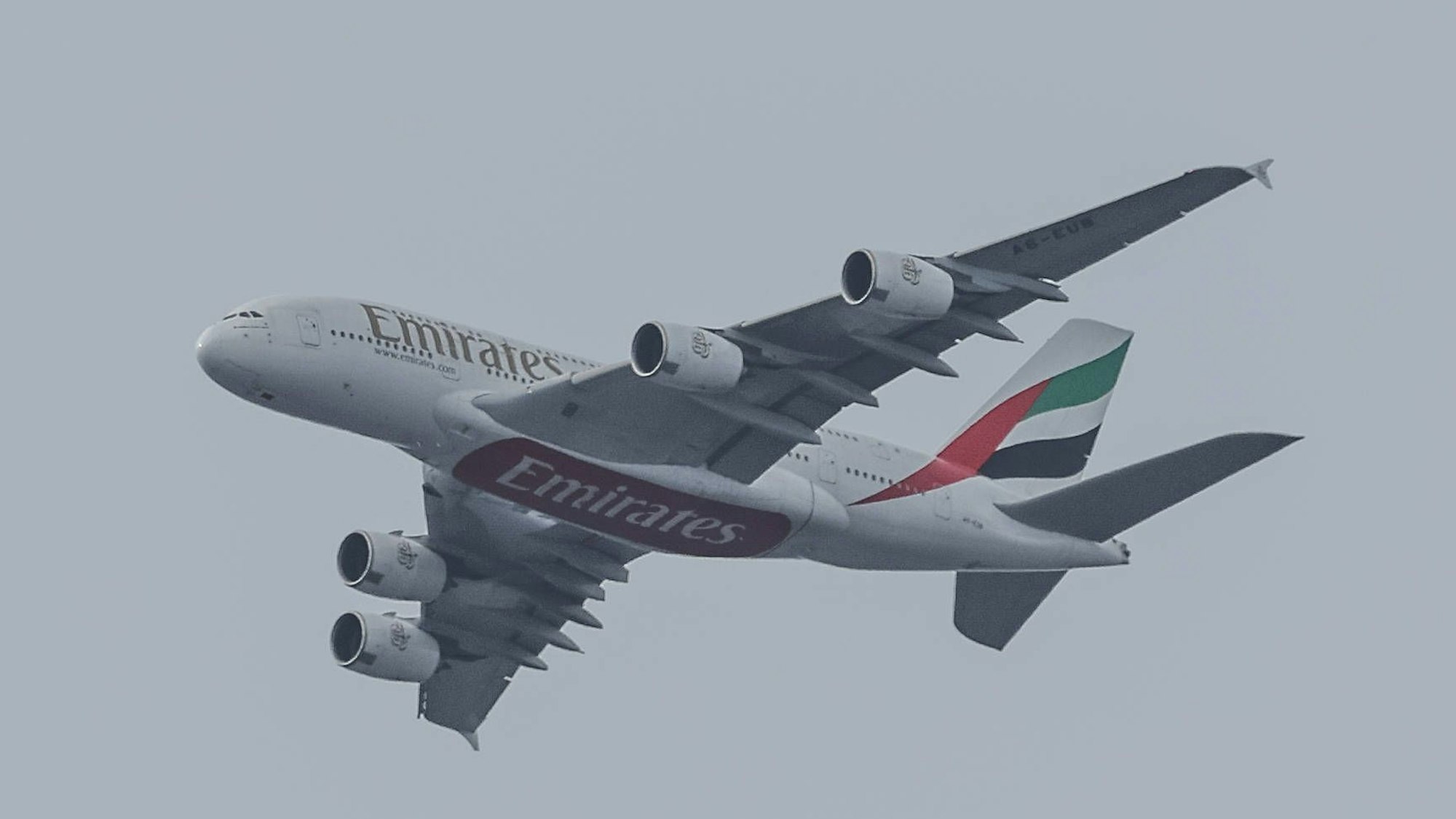Ein Airbus A380 der arabischen Fluggesellschaft Emirates nach dem Start in einer Regenwolke. (Symbolbild)