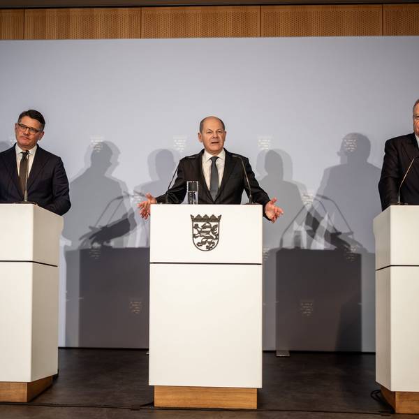 Bundeskanzler Olaf Scholz (SPD, M), spricht neben Boris Rhein (CDU, l), Ministerpräsident von Hessen, und Stephan Weil (SPD), Ministerpräsident von Niedersachsen, bei der Pressekonferenz nach der Ministerpräsidentenkonferenz (MPK) unter dem Vorsitz von Hessen. (Archivbild)