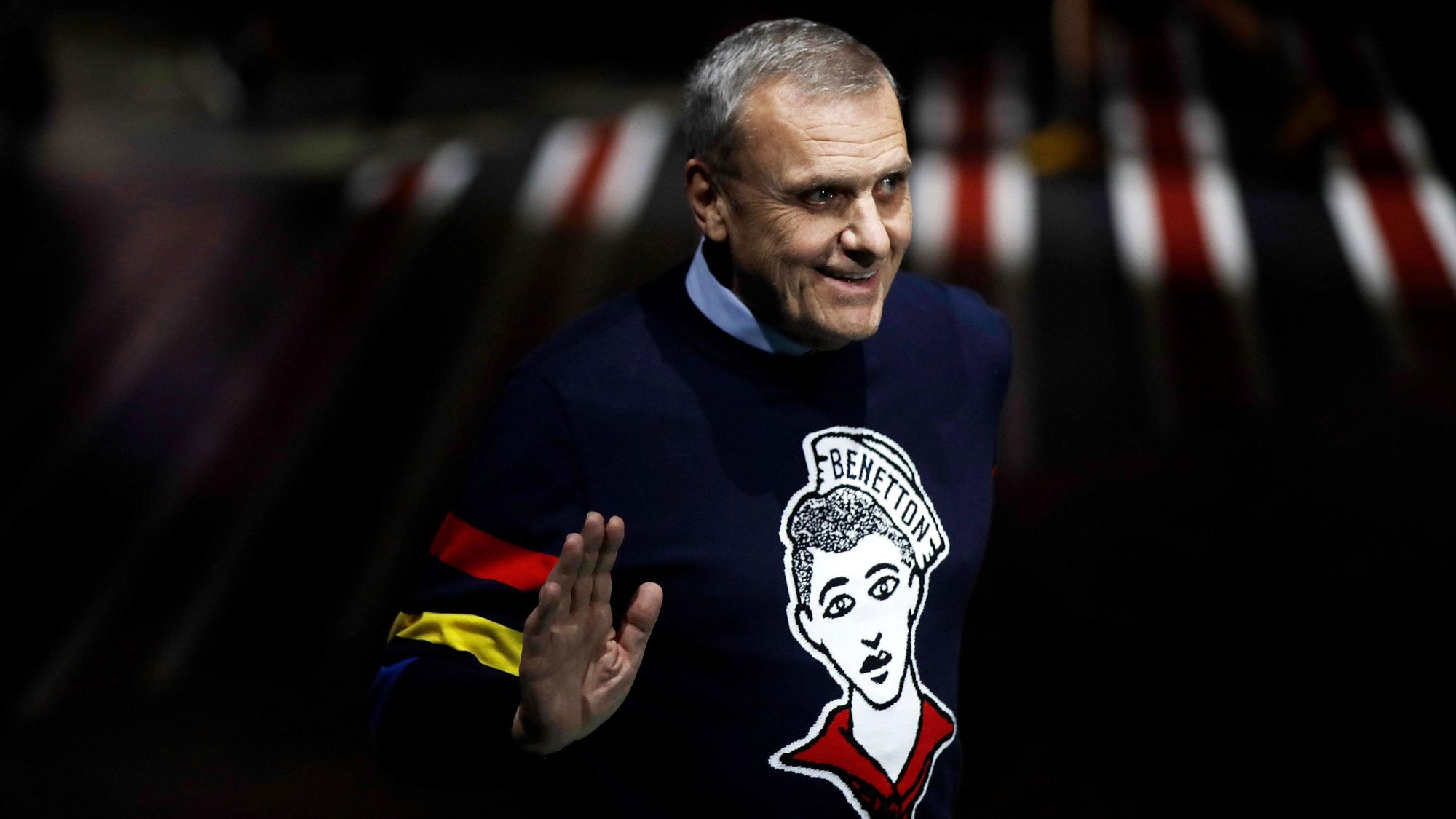 ARCHIV - 20.02.2020, Italien, Mailand: Jean-Charles de Castelbajac, Modedesigner aus Frankreich, winkt am Ende der Modeschau der Herbst/Winter Damenkollektion 2020/2021 von Benetton.