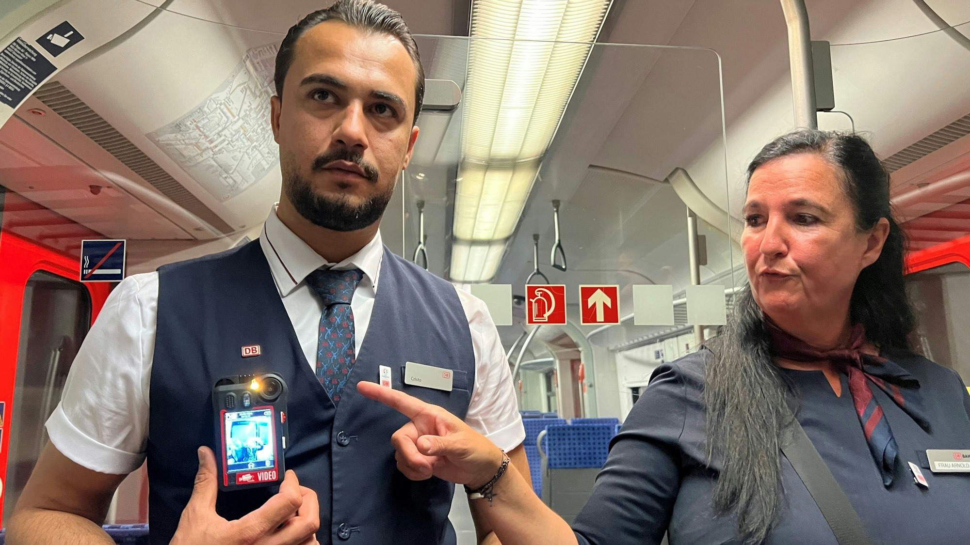 Die DB Bahn-Begleiter Nicole Arnold und Jala Youssef zeigen die Bodycams des Bahnpersonals