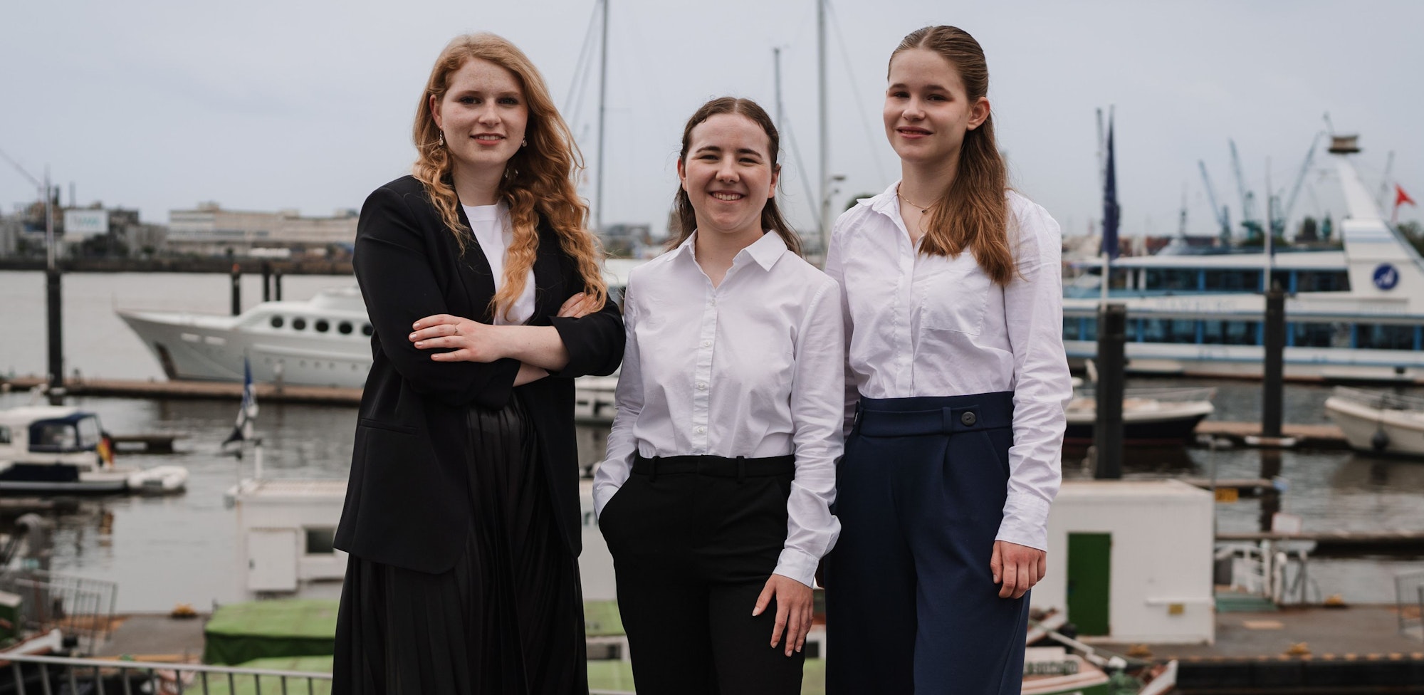 Auf dem Foto sind Charlotte Speuser, Sarah Conzendorf und Jennifer Gutsche vom Silverberg-Gymnasium zu sehen.