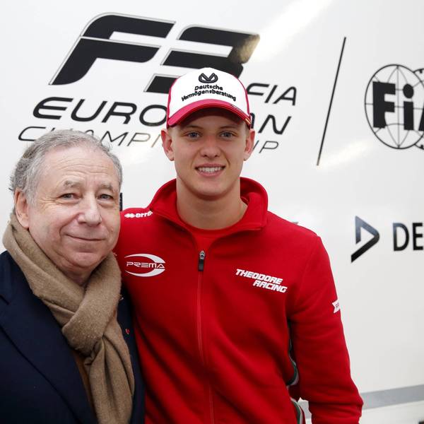 Jean Todt, hier mit Mick Schumacher, gilt als Freund der Familie und langjähriger Wegbegleiter der Schumachers. (Archivbild)