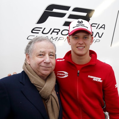 Jean Todt, hier mit Mick Schumacher, gilt als Freund der Familie und langjähriger Wegbegleiter der Schumachers. (Archivbild)