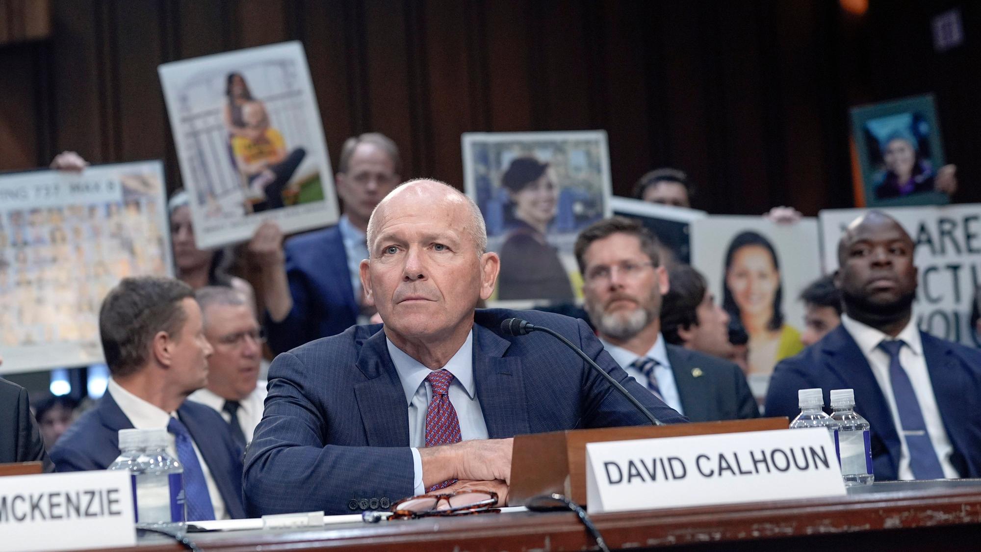 Es ist der Boeing-CEO Dave Calhoun zu sehen.