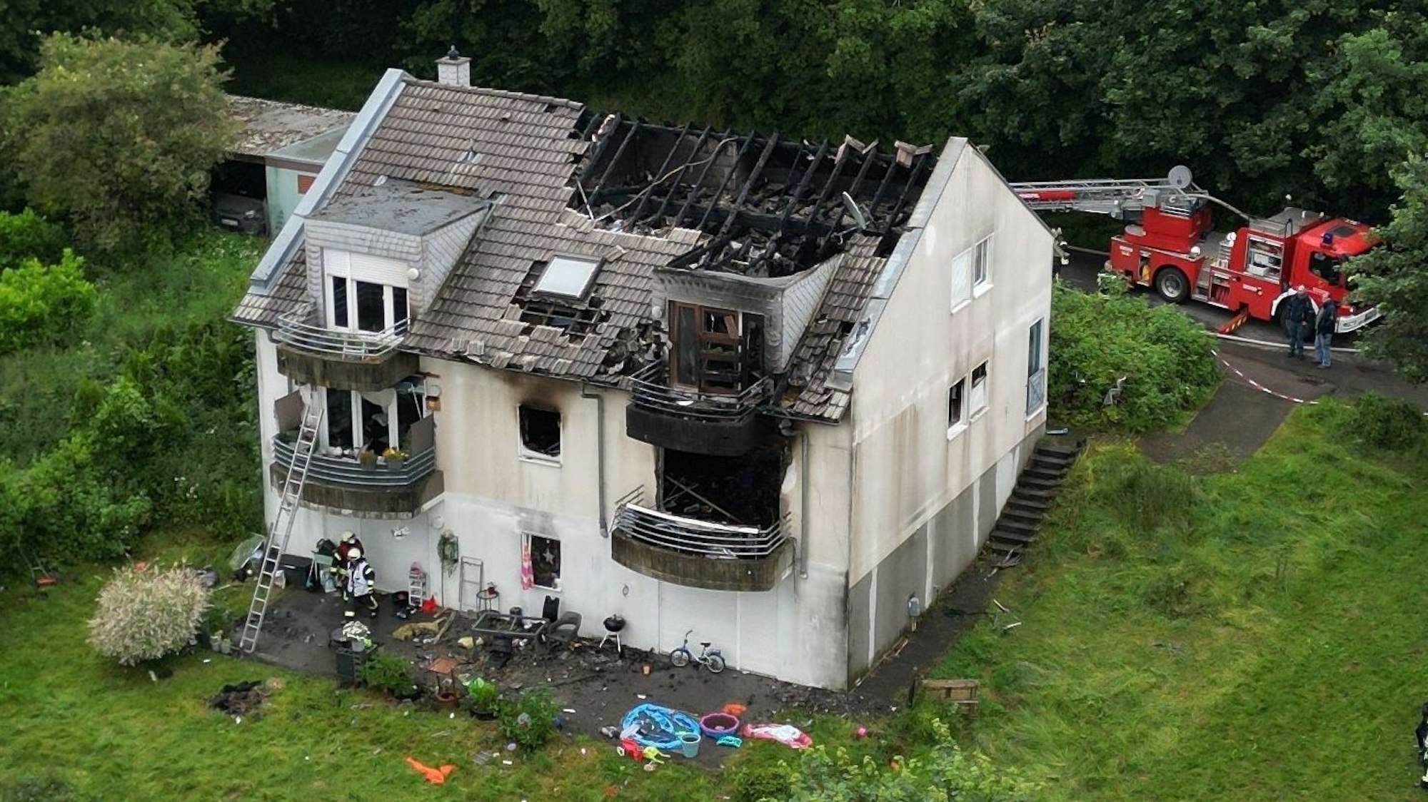Das Mehrfamilienhaus in Bad Münstereifel-Holzem wurde durch den Vollbrand erheblich beschädigt.
