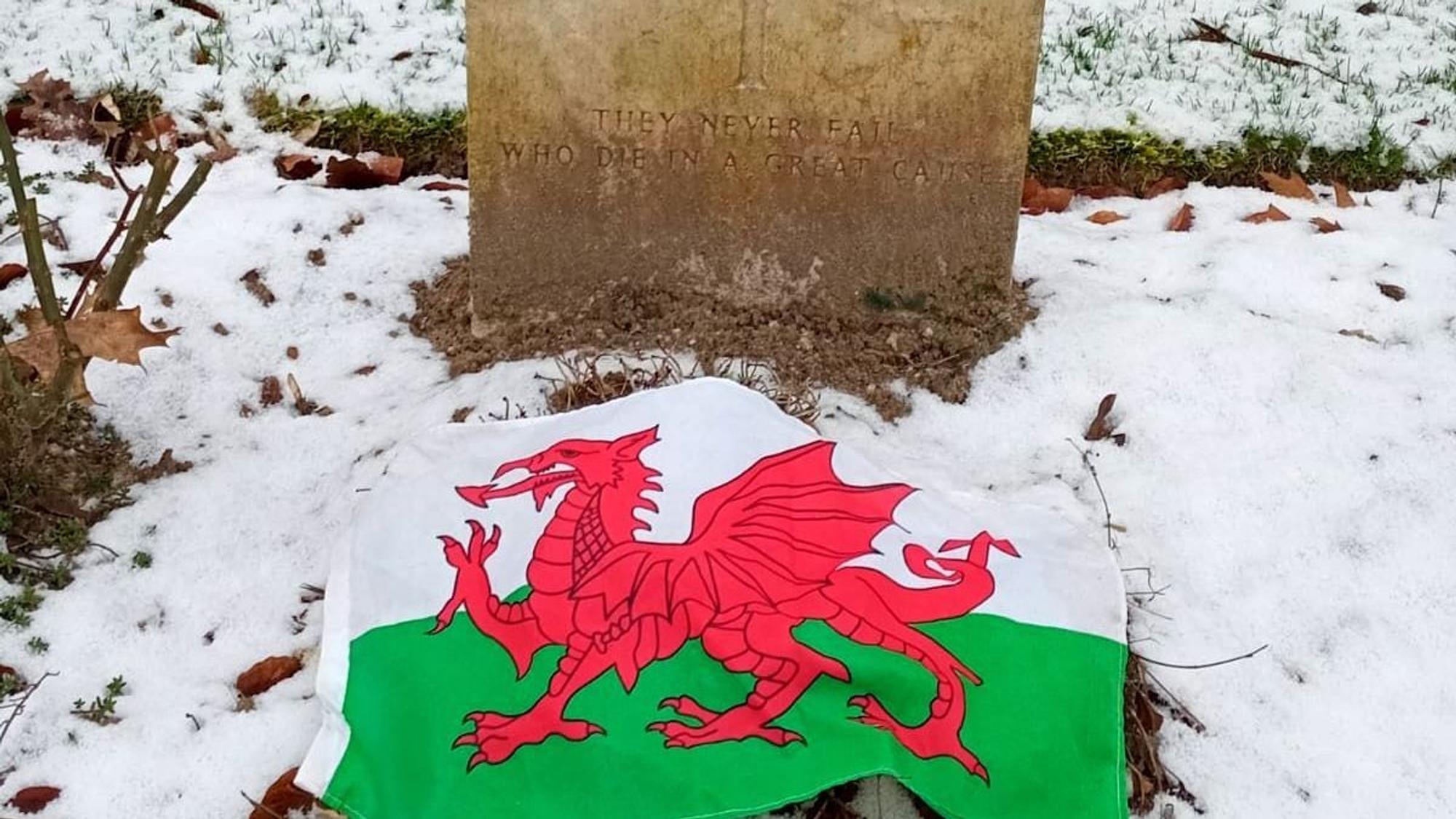 Die walisische Flagge liegt auf dem Grab von Dafydd Williams.