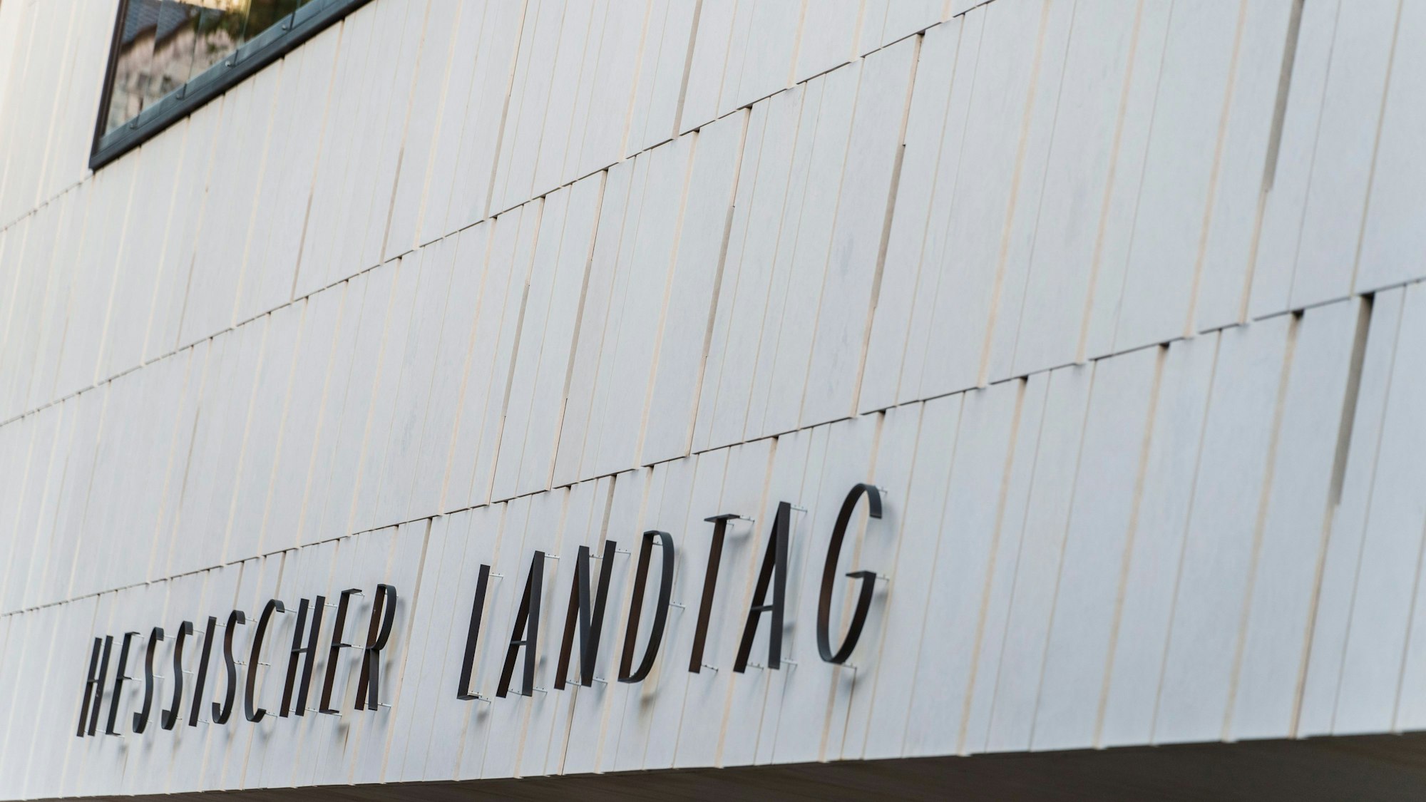 An an einer Außenfassade des Landtags steht „Hessischer Landtag“.