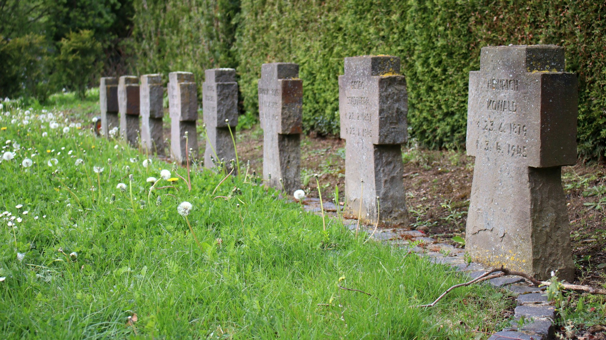 Eine Reihe von Soldatengräbern auf dem Kirspenicher Friedhof.