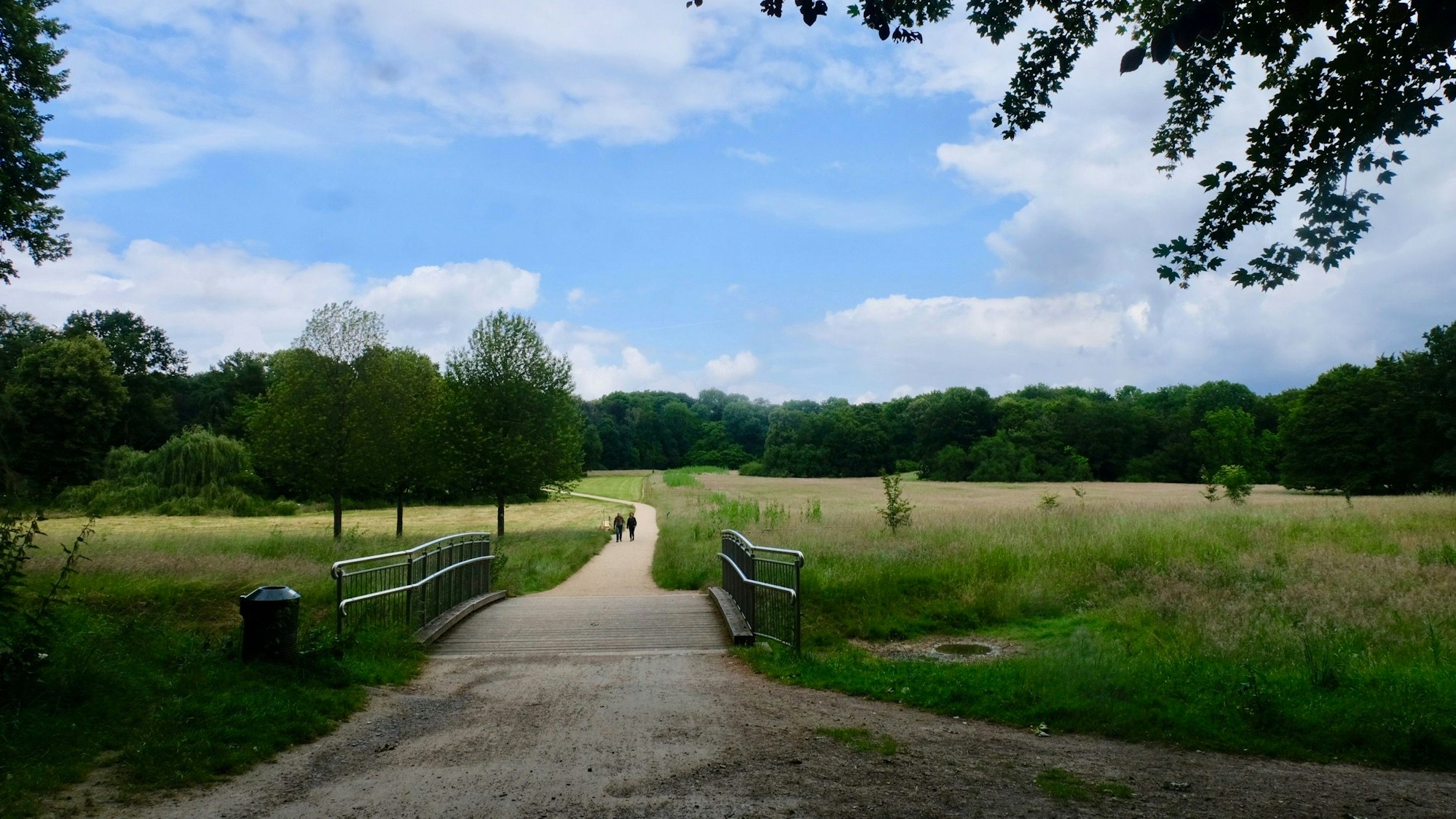 Kölnpfad Etappe 2
Auch zum renaturierten Frechener Bach gelangenden Wandernde der Etappe 2.