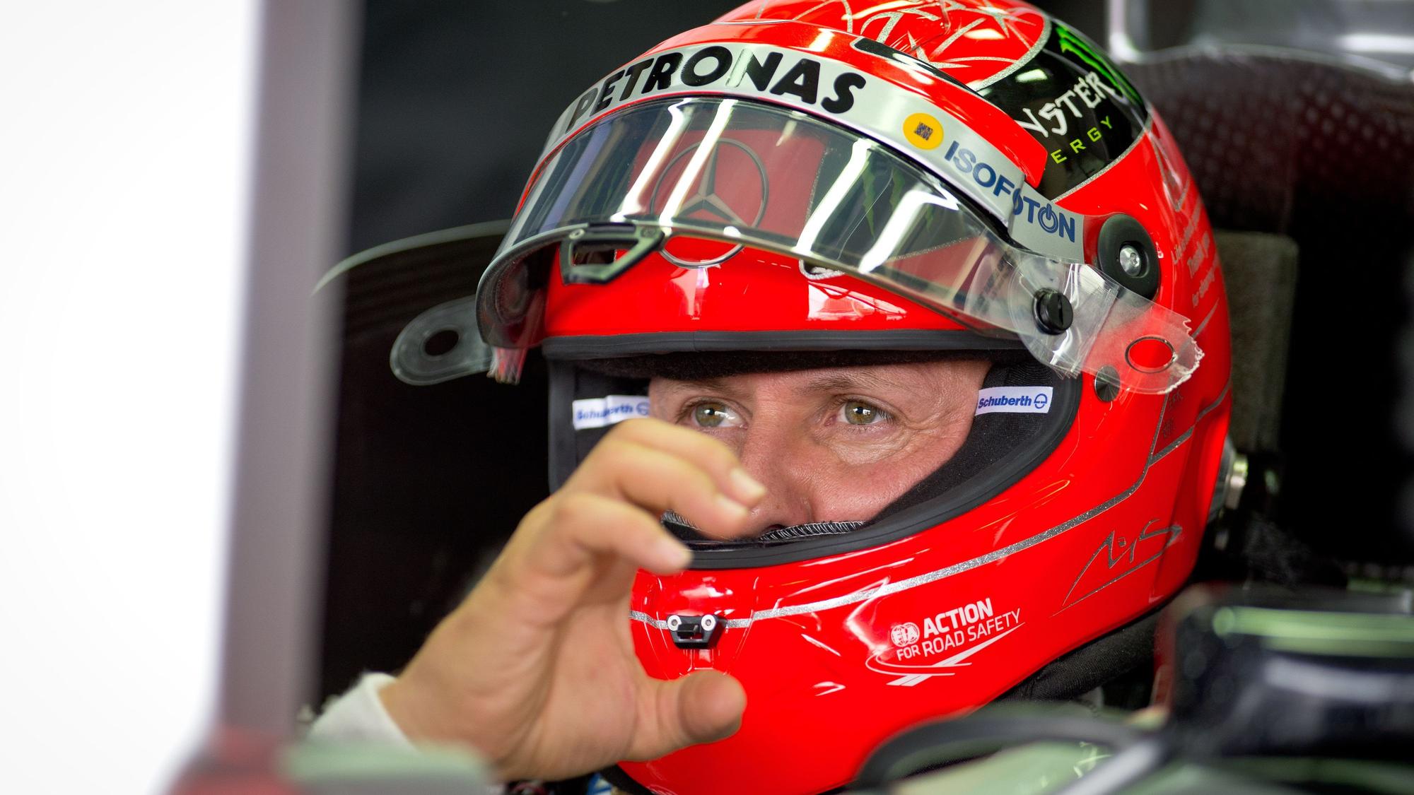 Der siebenmalige Formel-1-Weltmeister Michael Schumacher vor einem Rennen mit dem Rennstall Mercedes. Schumacher trägt seinen markanten roten Helm, der ihn während seiner Karriere begleitet hat.