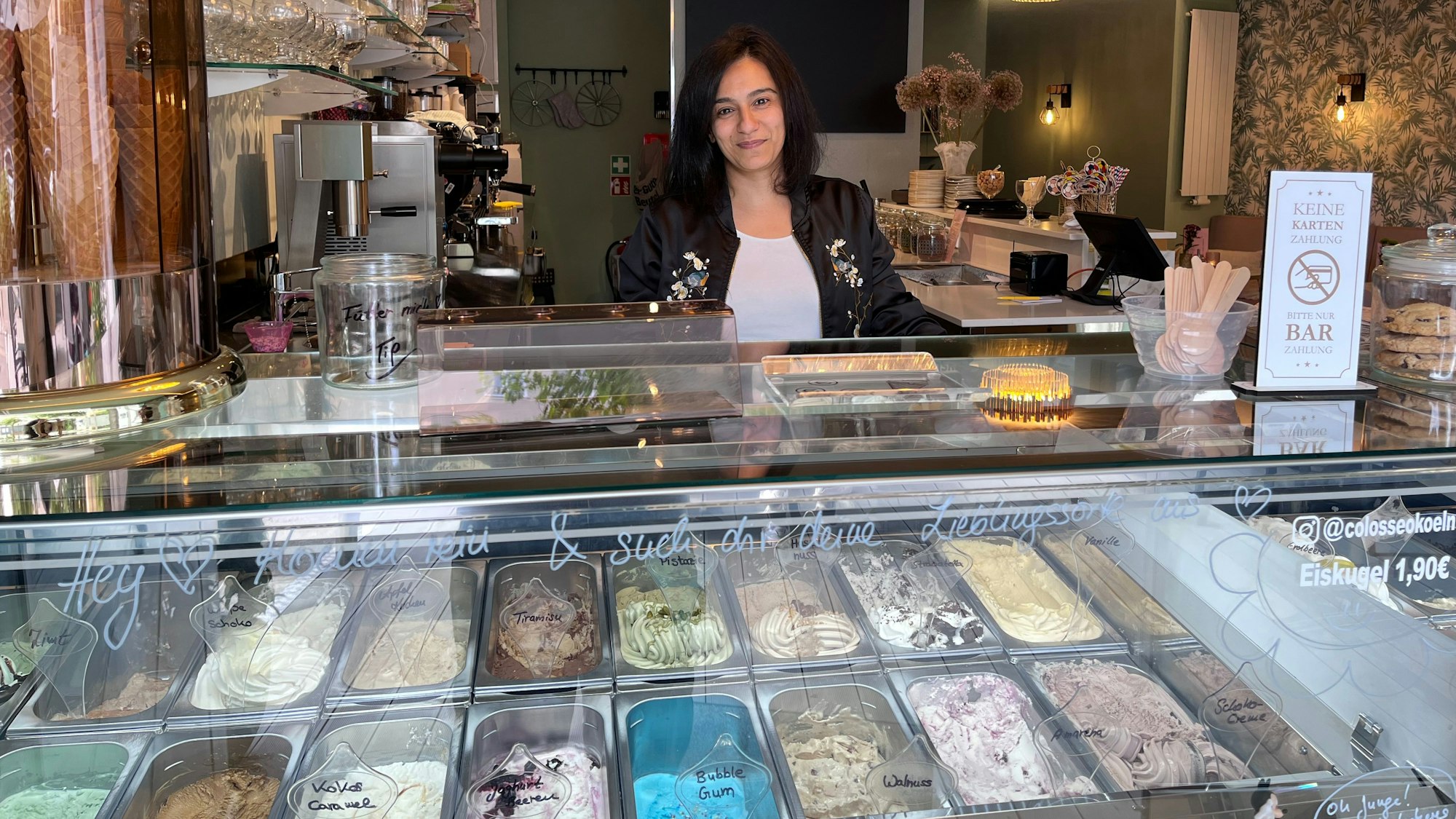 Geschäftsführerin Nahal Bahadori im neuen Eiscafé Colosseo steht am liebsten hinter der Theke. Inhaber Luigi Demo agiert im Hintergrund.