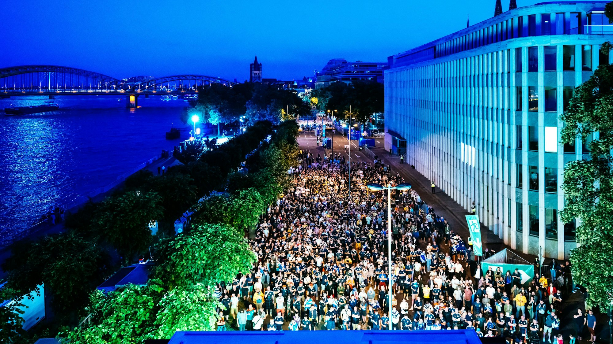 Das Public Viewing am Rheinufer am Mittwoch beim Spiel zwischen Schottland und der Schweiz.