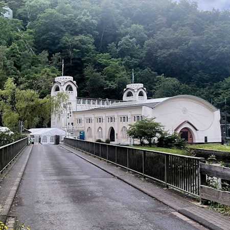 Die Lars-Vogt-Brücke führt zum Jugendstilkraftwerk.