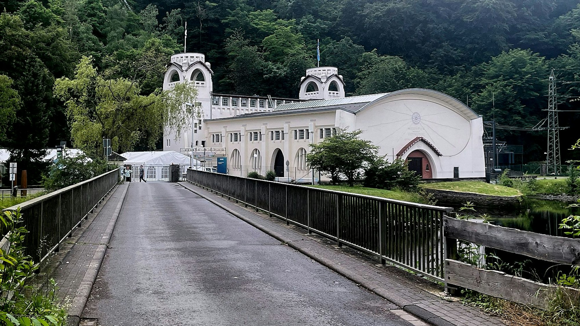 Die Lars-Vogt-Brücke führt zum Jugendstilkraftwerk.