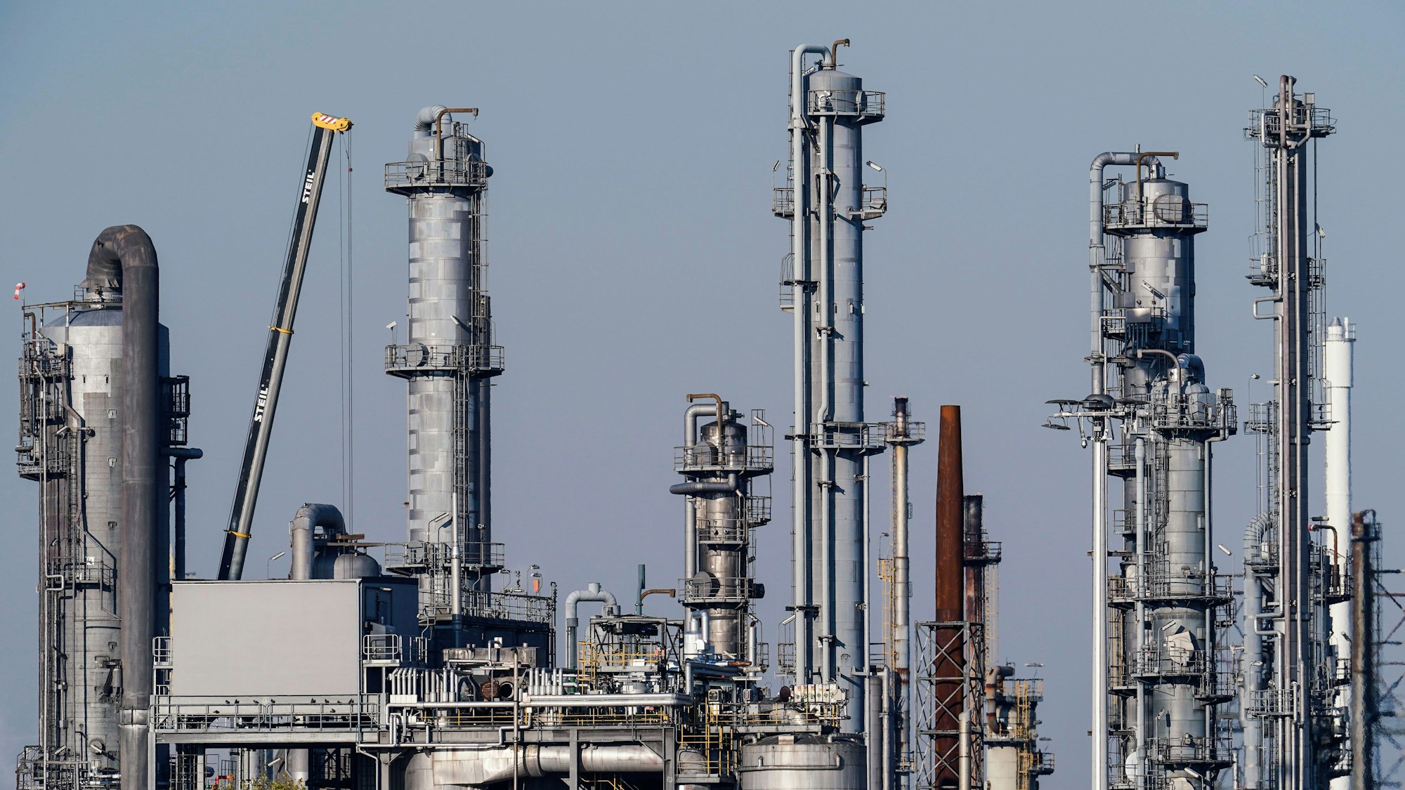 Industrieanlagen stehen auf dem Werksgelände des Chemiekonzerns BASF.