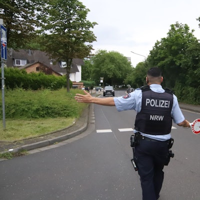 Ein Polizist winkt einen Autofahrer zu einer Kontrolle heraus.