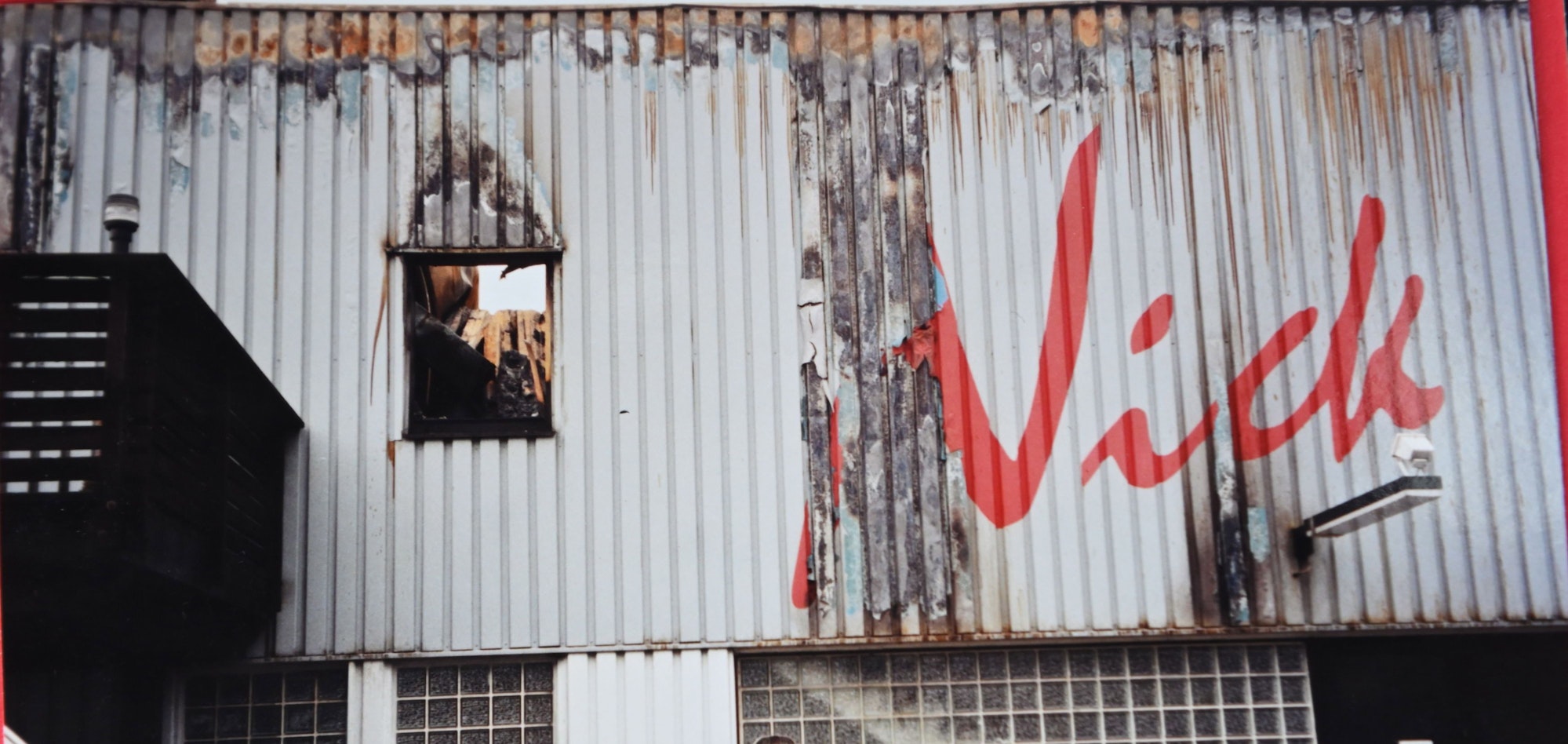 Das Foto zeigt die Ruine des Squash-Centers