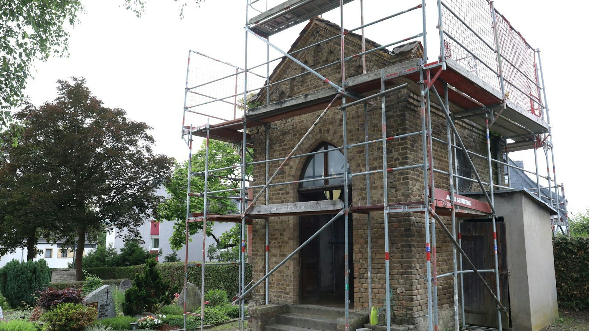 Ein kleines Backsteingebäude ist eingerüstet.