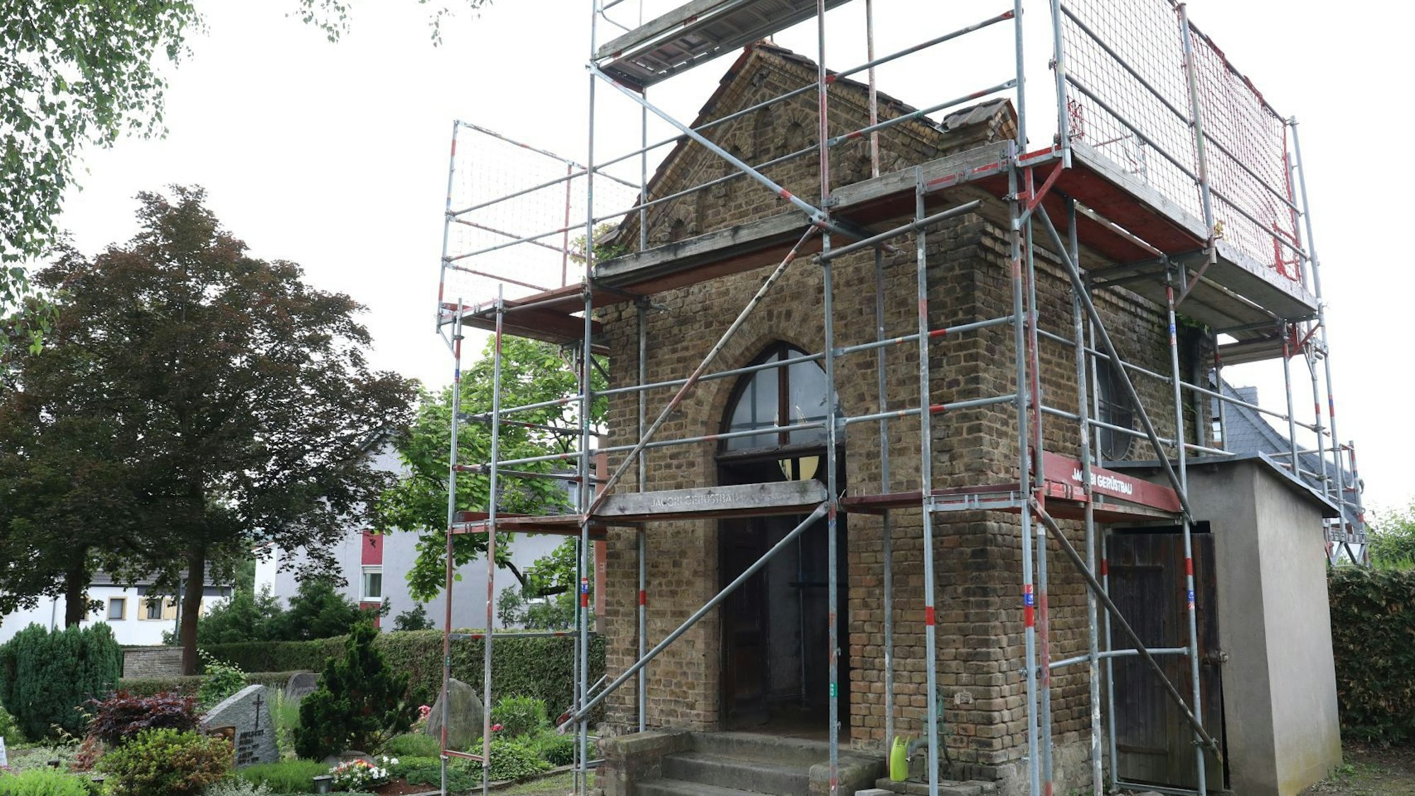 Ein kleines Backsteingebäude ist eingerüstet.