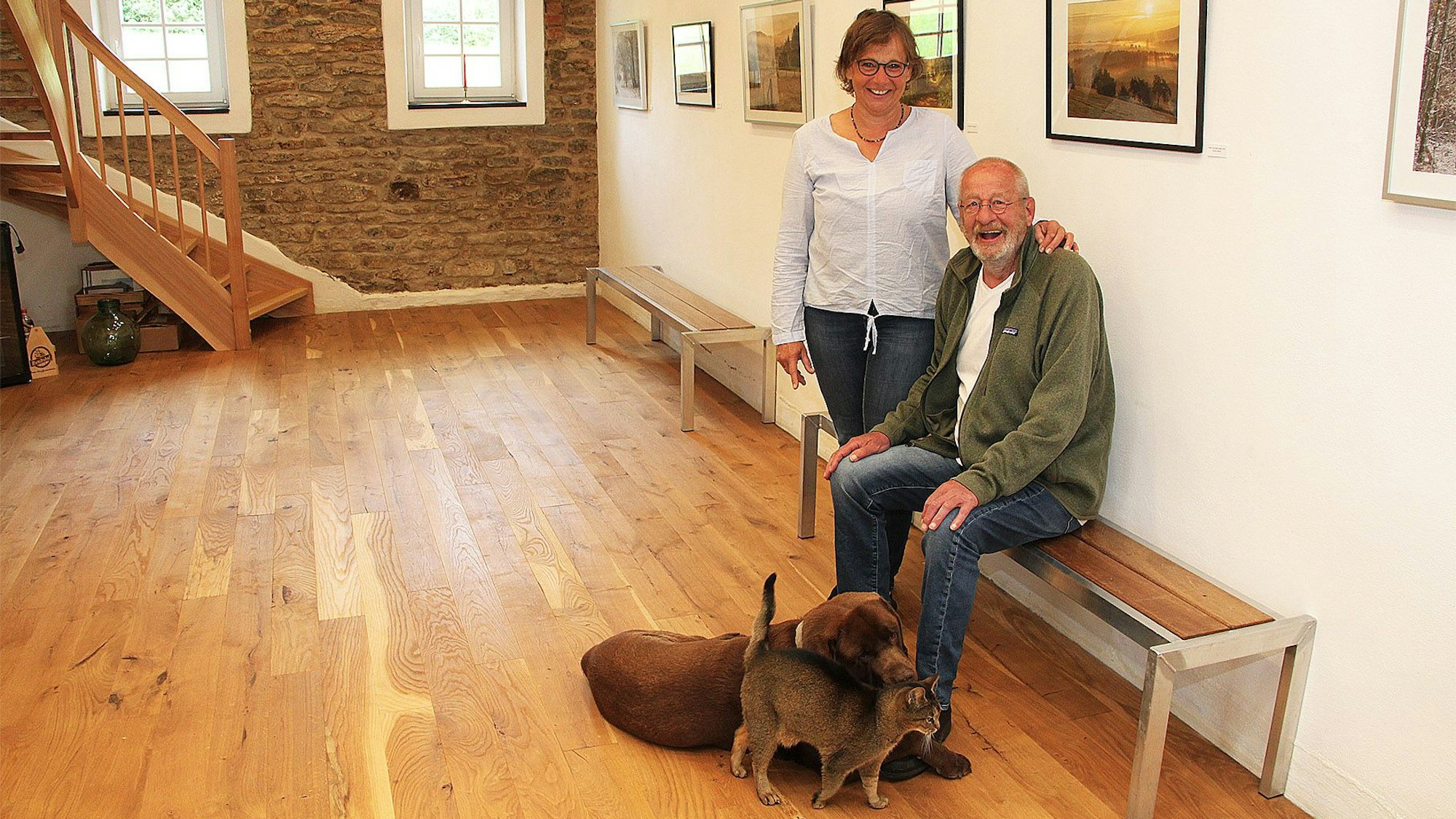 Johanna von Mücke und Johan Braun sitzen auf einer Bank in der Galerie Woewwesch.
