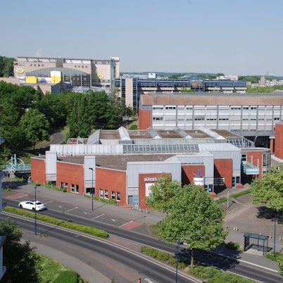 Das Foto zeigt das Hürther Bürgerhaus und Rathaus aus der Vogelperspektive.