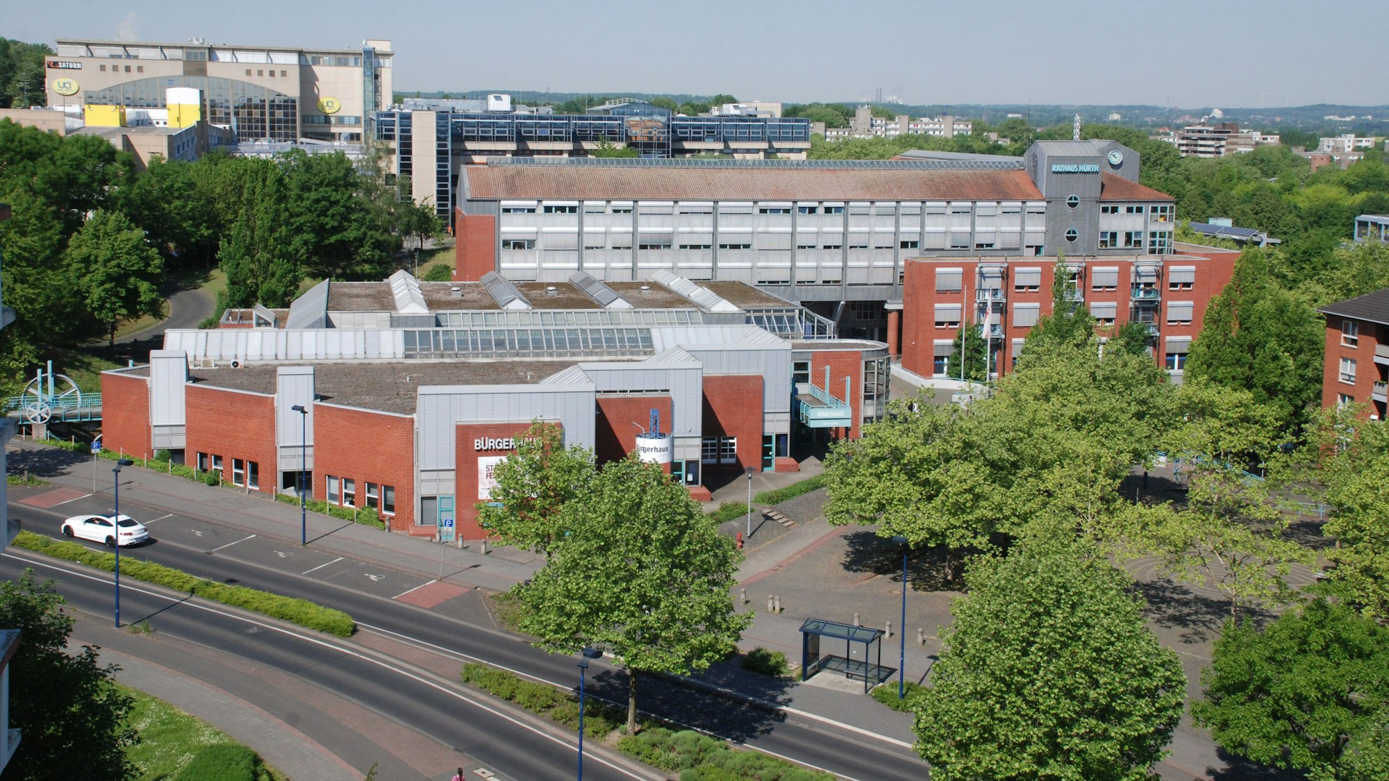 Das Foto zeigt das Rathaus und Bürgerhaus aus der Vogelperspektive.