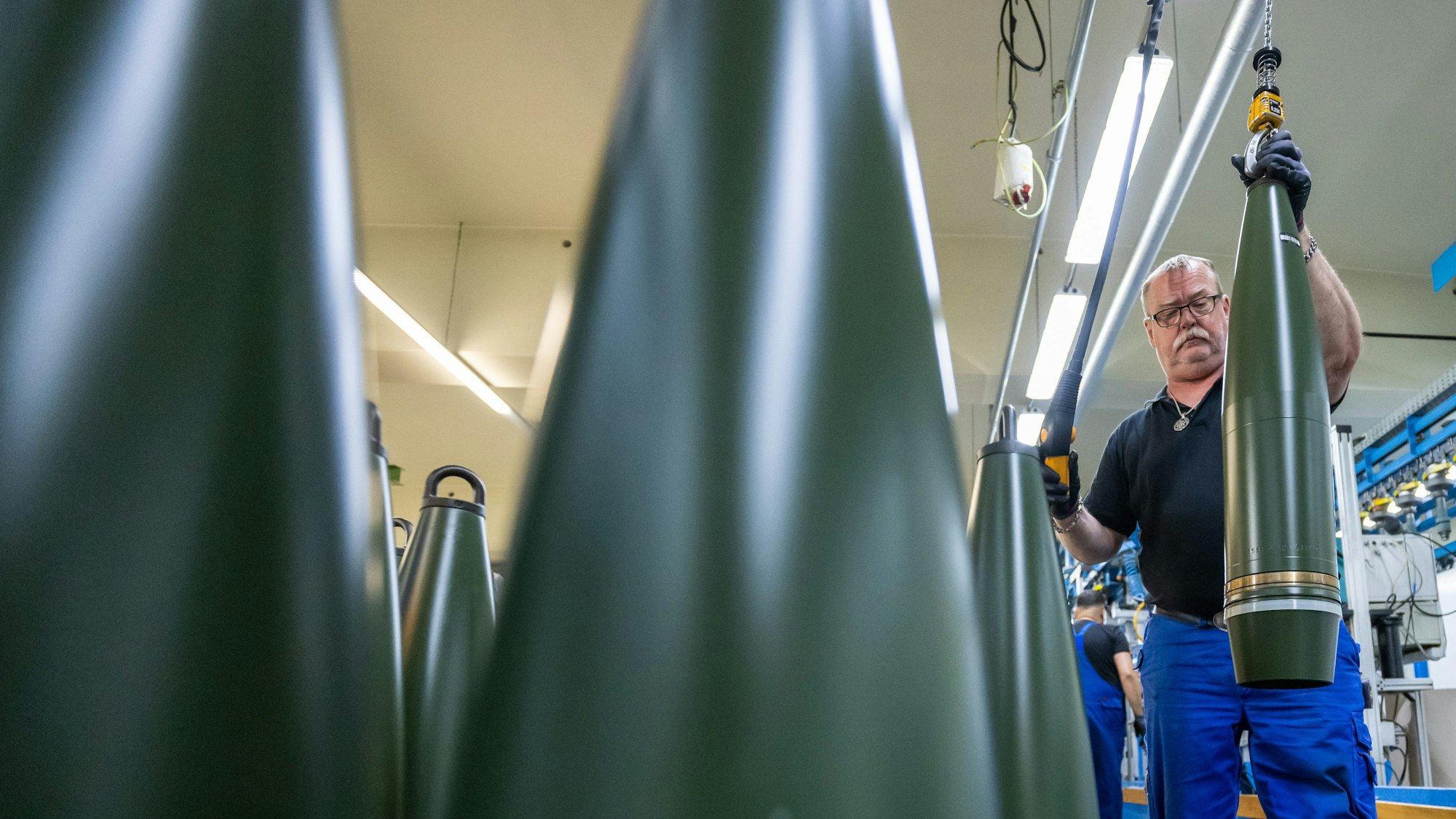 ARCHIV - 06.06.2023, Niedersachsen, Unterlüß: 155-Millimeter Artilleriemunition wird bei Rheinmetall gefertigt.