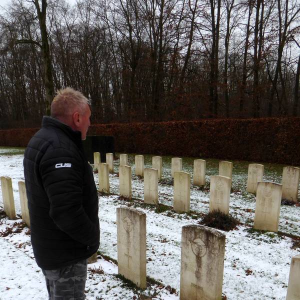 Mike Williams steht vor den Gräbern britischer Soldaten.