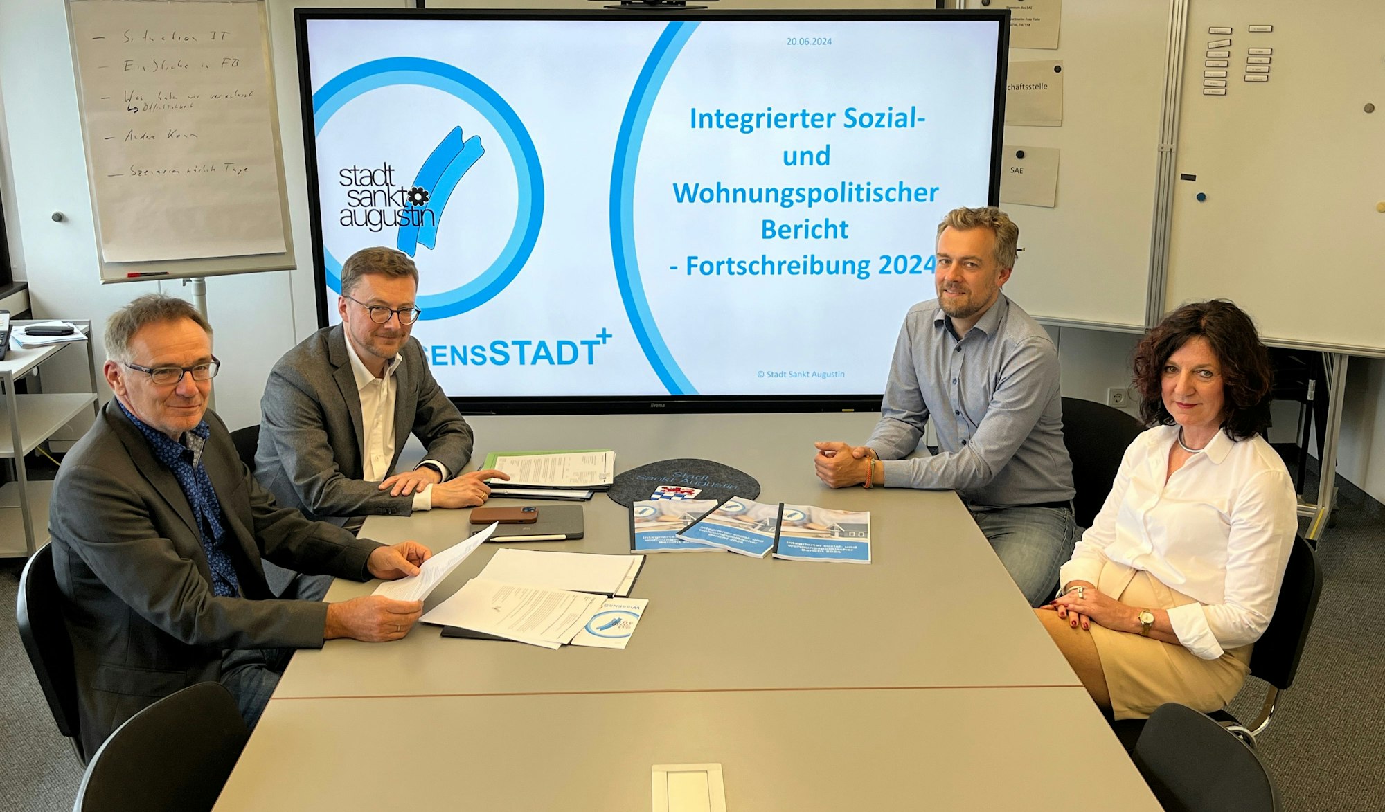 Die Stadt Sankt Augustin hat den Intergierten sozial- und Wohnungspolitischen Bericht 2024 vorgestellt. V.l.: Beigeordneter Rainer Gleß, 1. Beigeordneter Martin Eßer, Stadtplanr Felix Stiepel, Fachbereichsleiterin Soziales, Wohnen, Teilhabe, Marion Kusserow